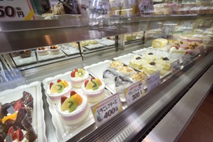 豊田市和会町の福寿園さんのケーキの入ったショーケースです。